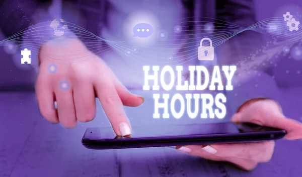 Holiday Hours 'u gösteren bir not yazıyorum. İş fotoğrafçıları, her saat için normal ücretlerinin iki katını alıyor. Modern akıllı cihazlı fotoğraf ağı şeması.. — Stok fotoğraf