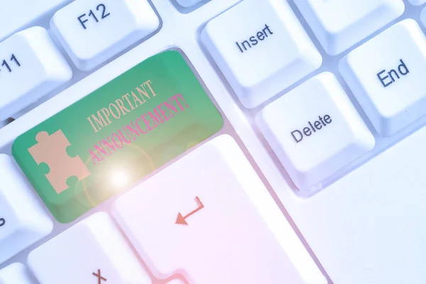 Escritura manual conceptual que muestra Anuncio Importante. Foto de negocios mostrando la declaración hablada que dice que muestra algo Teclado de PC blanco con papel de nota sobre el fondo blanco . — Foto de Stock