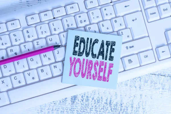 Escribir nota mostrando Educate Yourself. Exhibición de fotos de negocios prepararse o alguien en un área o tema en particular Teclado oficina suministros rectángulo forma papel recordatorio madera . —  Fotos de Stock