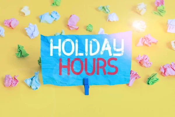 Holiday Hours 'u gösteren kavramsal el yazısı. İş fotoğrafçıları her saat için normal ücretlerinin iki katını alıyor. Renkli buruşuk kağıt boş hatırlatıcı beyaz çamaşır mandalı.. — Stok fotoğraf