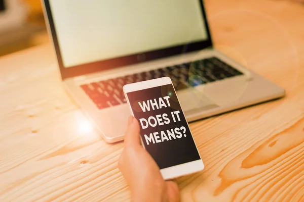 Konzeptuelle Handschrift, die zeigt, was es bedeutet, zu hinterfragen. Business-Foto zeigt fragen Bedeutung etwas gesagt und nicht verstehen Frau mit Laptop-Smartphone und Bürobedarf-Technologie. — Stockfoto