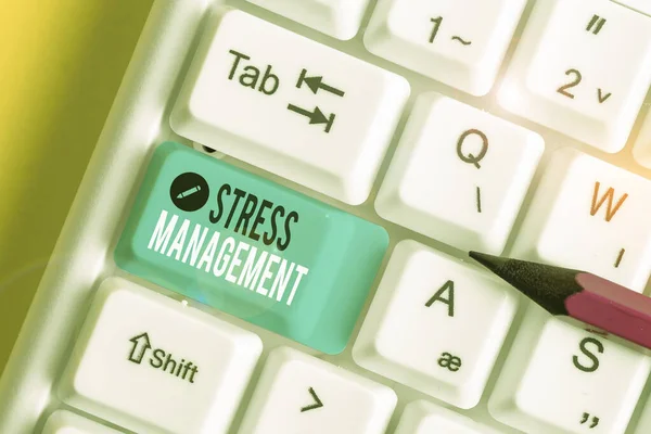 Tekst teken dat stress beheer weergeeft. Conceptuele foto methode om stress en de effecten ervan te beperken door te leren hoe wit PC-toetsenbord met leeg notitie papier boven witte achtergrond sleutel Kopieer ruimte. — Stockfoto