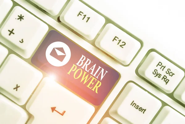 Parola che scrive testo Brain Power. Concetto di business per la capacità di comprendere Per capire e trarre profitto dall'esperienza Tastiera bianca per pc con carta a note vuote sopra lo spazio di copia del tasto di sfondo bianco . — Foto Stock