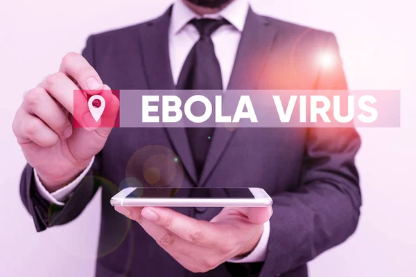 Εννοιολογικά χειρόγραφα που δείχνουν τον ιό Έμπολα. Επαγγελματική φωτογραφία κείμενο ένα ιικό αιμορραγικό πυρετό της huanalysiss και άλλα πρωτεύοντα θηλαστικά Άνδρας ανθρώπινη φορούν επίσημη κοστούμι εργασίας κατέχουν smartphone χρησιμοποιώντας το χέρι. — Φωτογραφία Αρχείου