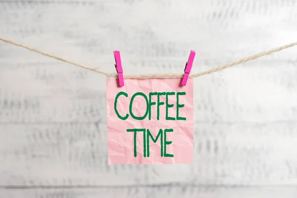 Εννοιολογικό χειρόγραφο που δείχνει την Ώρα του Καφέ. Επαγγελματική φωτογραφία προβάλλοντας ένα σύντομο χρονικό διάστημα στο οποίο μπορείτε να σταματήσετε να εργάζεστε για να ξεκουραστείτε Clothespin ορθογώνιο χαρτί υπενθύμιση λευκό ξύλο γραφείο. — Φωτογραφία Αρχείου