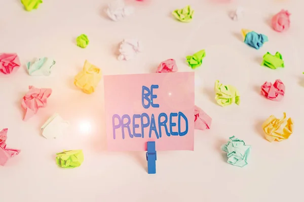 Escrevendo uma nota mostrando Be Prepared. Exibição de fotos de negócios Para preparar de antemão para um propósito específico como para um evento Papel enrugado colorido lembrete vazio varal de chão branco . — Fotografia de Stock