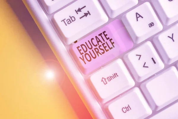 Signo de texto mostrando Educate Yourself. Foto conceptual prepararse a sí mismo o a alguien en un área en particular o tema Teclado de PC blanco con papel de nota vacío sobre el espacio de copia de la tecla de fondo blanco . — Foto de Stock