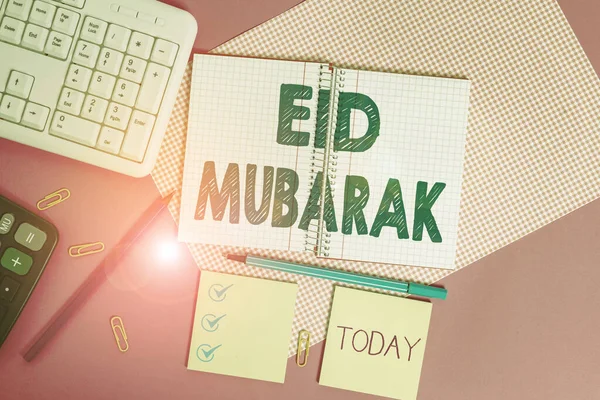 Tekst do pisania słów Eid Mubarak. Koncepcja biznesowa tradycyjnego muzułmańskiego powitania zarezerwowanego dla świętych festiwali Pisanie sprzętu i sprzętu komputerowego umieszczonego nad kolorowym zwykłym stołem. — Zdjęcie stockowe