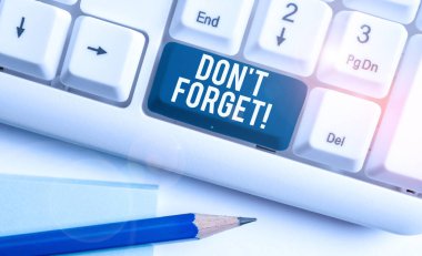 Don T Forget'ı gösteren bir metin işareti. Kavramsal fotoğraf önemli bir gerçeği veya detay Beyaz pc klavye beyaz arka plan tuşu kopyalama alanı üzerinde boş not kağıdı ile birine hatırlatmak için kullanılır.