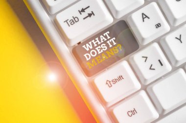 Soru Ne Anlama Geldiğini gösteren metin işareti. Kavramsal fotoğraf bir şey dedi ve beyaz arka plan tuşu kopyalama alanı üzerinde boş not kağıdı ile Beyaz pc klavye anlamıyorum anlam soran.