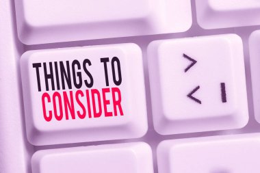 El yazısı. Düşünülmesi gereken şeyler. Kavram derken, özellikle beyaz arkaplan anahtar boşluğunun üzerinde boş not kağıdı bulunan beyaz pc klavye hakkında dikkatlice düşünün..