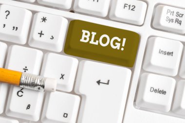 Kelime yazma metin Blog. Beyaz arka plan tuşu kopyalama alanının üzerinde boş not kağıdı ile bireysel veya grup Beyaz pc klavye tarafından işletilen düzenli olarak güncellenen web sitesi web sayfası için iş kavramı.