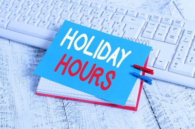 Holiday Hours 'u gösteren bir not yazıyorum. İş fotoğrafçıları, saatlerce normal ücretlerinin iki katını alıyor. Defter hatırlatma broşu, çivilenmiş tahta çarşaf..