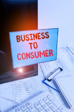 Business to Consumer 'ı gösteren bir not yazıyorum. Bir şirket ve kullanıcılar arasında Doğrudan Aktarım gösteren iş fotoğrafı. Klavye ve durağan yakınlarındaki siyah bilgisayar ekranına yapıştırılmış not kağıdı..