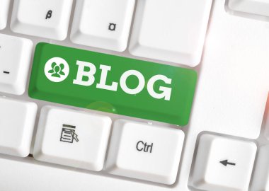 El yazısı metin blogu sorusu. Beyaz arkaplan anahtar boşluğunun üzerinde boş not kağıdı bulunan bireysel beyaz pc klavye tarafından yönetilen düzenli olarak güncellenmiş web sayfası kavramı.