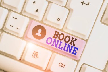 Kitap Online 'ı gösteren kavramsal el yazısı. Sadece beyaz arkaplan üzerinde not kağıdı ile İnternet White pc klavyesinde okunabilecek iş fotoğrafı kitapçığı benzeri bir form.