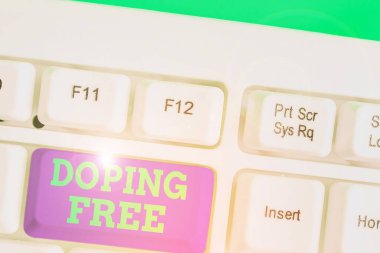 Doping Free 'yi gösteren mesaj işareti. Kavramsal fotoğrafın sporu yasadışı olarak geliştirmek için herhangi bir madde kullanmadığı kanıtlandı.