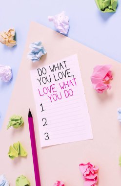 Kavramsal el yazısı, sevdiğin şeyi yap işini sev. İş fotoğrafların gösteriyor ki bir şeyler yapabiliyorsun. Renkli buruşuk kağıt boş hatırlatıcıdan daha iyi yerlerde çalışmak hoşuna gidiyor. 