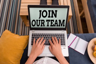 Takımımıza katıldığını gösteren kavramsal el yazısı. İş fotoğraflarının sergilenmesi yerel grubunuza ya da şirket kadınınıza bilgisayarlı akıllı telefon ve ofis teknolojisi ile katılmaya davet ediliyor..