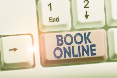 İnternette el yazısı kitabı. Sadece beyaz arkaplan anahtar boşluğunun üzerinde boş not kağıdı bulunan İnternet Beyaz pc klavyesinde okunabilen kitap benzeri form kavramını kabul et.