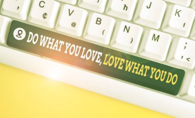 Do What You Love Love What You Do 'yu gösteren bir not yazıyorum. İş fotoğrafların gösteriyor ki bir şeyler yapabiliyorsun. Daha iyi yerlerde çalışmaktan zevk alıyorsun. Beyaz arkası notalı klavyeden daha iyi.