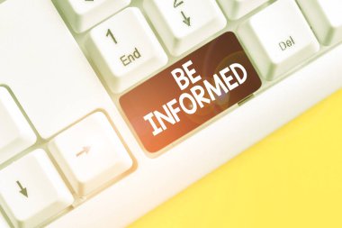 Kelime yazma metni Bilgilendirilsin. Bir konu veya durum hakkında bilgi sahibi olmak veya göstermek için iş konsepti beyaz arkaplan anahtar alanının üzerinde boş not kağıdı olan beyaz pc klavye.