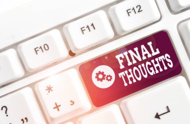 El yazısı metin Final Thoughts. Kavram sonuç veya sonuç içinde son birkaç cümle anlamı Beyaz pc klavye beyaz arka plan tuşu kopyalama alanı üzerinde boş not kağıdı ile.