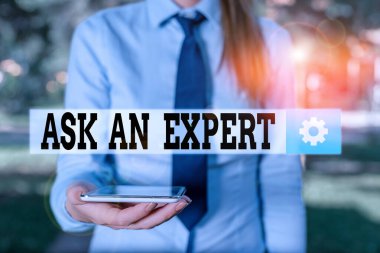 Ask An Expert 'ı gösteren kavramsal el yazısı. İş fotoğrafı tanıtım programı. Bilgisayarlı ve cep telefonlu iş kadını hakkında bilgisi olan birine danışın..