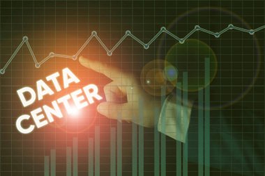 Veri Merkezi 'ni gösteren not yazılıyor. Sunucular gibi bilgisayar tesislerini barındıran bir depo gösteren iş fotoğrafı.