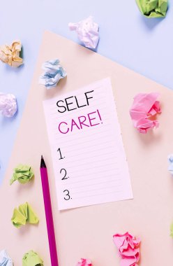 Kişisel Bakım 'ı gösteren kavramsal el yazısı. Birinin sağlığını iyileştirmek için harekete geçme pratiğini gösteren iş fotoğrafı. Renkli buruşuk kağıt boş mavi çamaşır tokası..