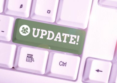 El yazısı güncellemesi. Kavram demek, yazılım programı gibi daha modern ya da güncel bir şeyi beyaz arkaplan anahtar alanının üzerinde boş not kağıdı olan beyaz pc klavye haline getirmek demek..