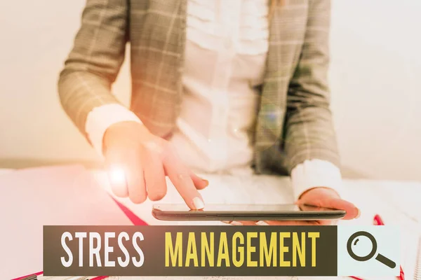 Conceptuele handschrift toont Stress Management. Business foto tekst methode van het beperken van stress en de effecten ervan door het leren van manieren Zakelijk concept met mobiele telefoon in de hand. — Stockfoto
