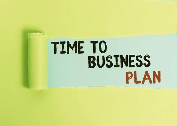 Signo de texto que muestra Time To Business Plan. Horario de organización de fotos conceptuales para el trabajo Producto de marketing Cartón que se rompe en el medio colocado sobre un telón de fondo de mesa lisa . — Foto de Stock