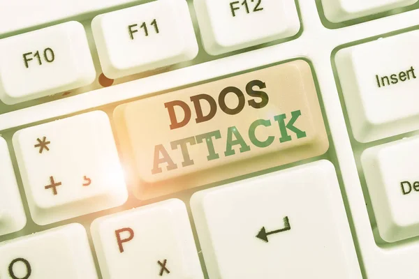 문자 표시 DDoS 공격을 보여 줍니다. 개념 사진가해 자는 네트워크 자원을 사용자 가 이용할 수없게 만들려고 노력한다. — 스톡 사진