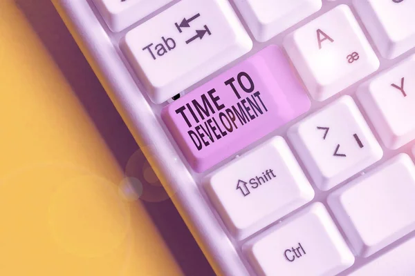 Znak tekstowy pokazujący Time To Development. Koncepcyjne zdjęcie długość czasu, w którym firma rośnie lub rozwijać białą klawiaturę PC z pustym papieru notatkowego nad białym tle klucz przestrzeń kopiowania. — Zdjęcie stockowe