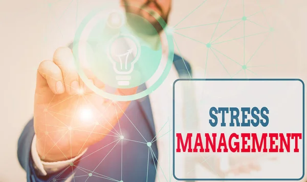 Schrijfbriefje met stressmanagement. Business foto showcasing methode van het beperken van stress en de effecten ervan door te leren manieren Mannelijke menselijke dragen formele pak presenteren met behulp van slimme apparaat. — Stockfoto