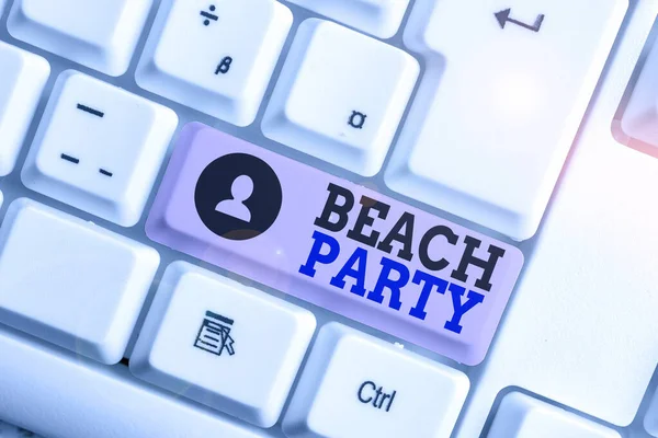 Ecriture conceptuelle montrant Beach Party. Business photo texte grand groupe de montrer organisent un événement à la plage Clavier pc blanc avec papier de note au-dessus du fond blanc . — Photo