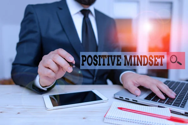 Conceptuele handschrift toont Positieve Mindset. Zakelijke foto tekst mentale houding waarin u verwacht gunstige resultaten Man menselijke slijtage formele kleding aanwezig gebruik hitech smartphone. — Stockfoto