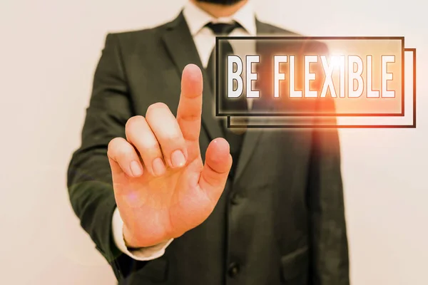 Sinal de texto mostrando Seja flexível. Foto conceitual capaz de ser facilmente modificada para responder a circunstâncias alteradas Homem com barba usar roupas de trabalho formal roupa levantando uma mão para cima . — Fotografia de Stock