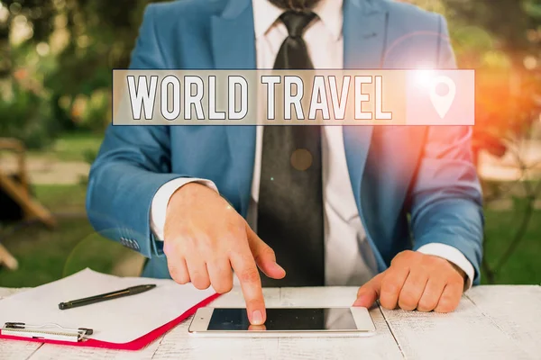 A World Travel-t bemutató levél. Üzleti fotó, amely bemutatja a távolabbi földrajzi helyek közötti elmozdulást Üzletember mutogató ujjal előtte. — Stock Fotó