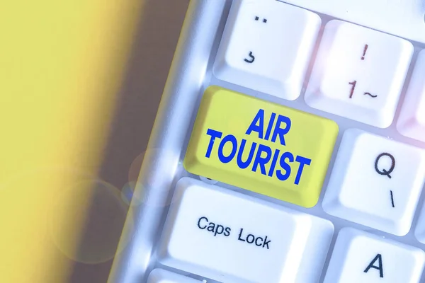 Air Turist 'i gösteren bir not yazıyorum. Beyaz arkaplan üzerinde not kağıdı olan herhangi bir uçan nesne tarafından bir yerden bir yere gitmek için iş fotoğrafı gösterme süreci. — Stok fotoğraf