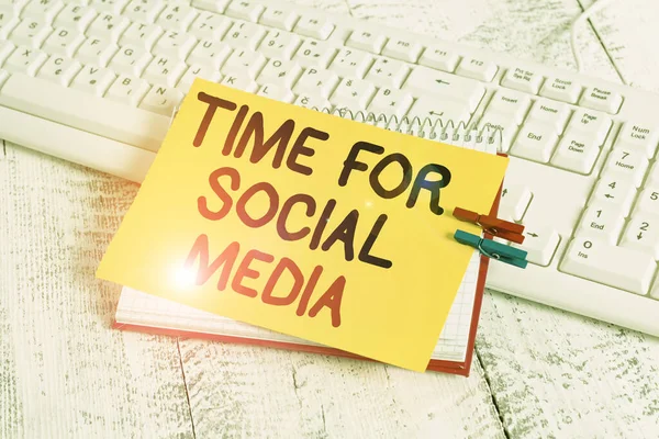 Tekstbord met Tijd voor Sociale Media. Conceptuele fotovergadering nieuwe vrienden bespreken onderwerpen nieuws en films notebook papier herinnering wasknijper gepeld blad wit toetsenbord licht houten. — Stockfoto