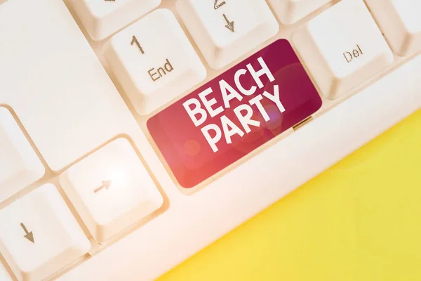 Szóírás szöveg Beach Party. Üzleti koncepció nagy csoport bemutató szervez egy esemény a strandon Fehér pc billentyűzet üres jegyzet papír felett fehér háttér kulcs másolási hely. — Stock Fotó