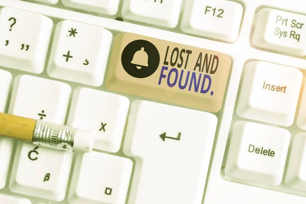 Escrevendo um bilhete mostrando Lost And Found. Foto de negócios mostrando um lugar onde os itens perdidos são armazenados até que eles recuperaram teclado pc branco com papel de nota acima do fundo branco . — Fotografia de Stock