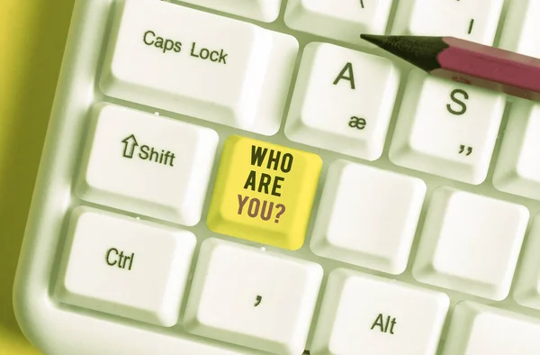 Escritura manual conceptual que muestra quién es Youquestion. Foto de negocios mostrando a alguien preguntando su fondo o historia demostrativa Teclado de PC blanco con papel de nota sobre el fondo blanco . — Foto de Stock