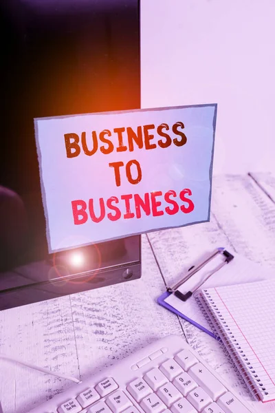 Piszę notatkę z "Business To Business". Biznes zdjęcie prezentacja Commercial Transaction między dwoma firmami Uwaga papieru przyklejonego do czarnego ekranu komputera w pobliżu klawiatury i stacjonarny. — Zdjęcie stockowe