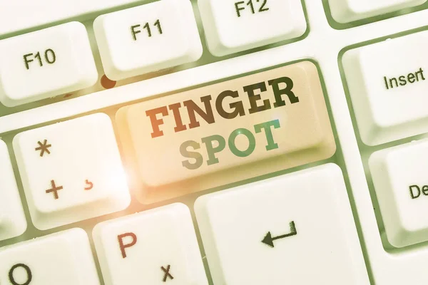 Signo de texto que muestra Finger Spot. Foto conceptual Pequeñas ampollas llenas de líquido llamadas vesículas aparecen en el dedo . — Foto de Stock