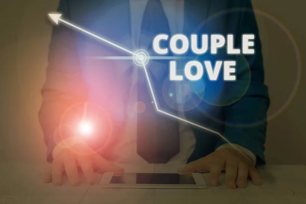 Schreibnotiz, die die Liebe des Paares zeigt. Business-Foto zeigt zwei, die einander sehr lieben und Freude empfinden. — Stockfoto