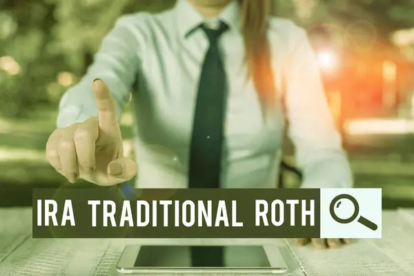 Handschrift tekst schrijven Ira Traditional Roth. Begrip betekenis zijn fiscaal aftrekbaar op zowel de staat als de federale vrouwelijke zakenman zitten aan tafel en houden van mobiele telefoon. — Stockfoto