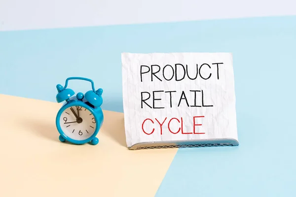 Conceptuele handschrift tonen Product Retail Cycle. Zakelijke foto tekst als merk vordert door opeenvolging van fasen Wekker klok naast een papieren blad geplaatst op pastel achtergrond. — Stockfoto